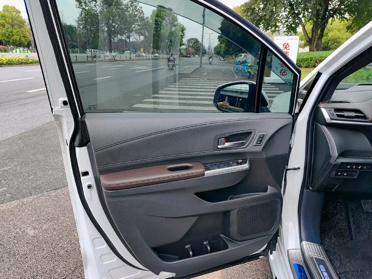 2023 Toyota Sienna 2.5L 189HP L4 E-CVT Hybrid,autocango,china used car exporter,china ev exporter,chinese used car exporter,chinese used ev exporter