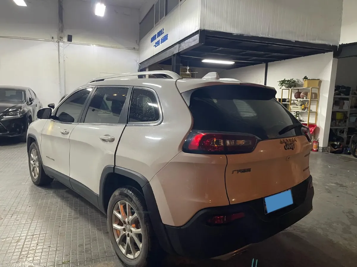 2017 Jeep Cherokee 2.4L 175HP L4 9AT,autocango,china used car exporter,china ev exporter,chinese used car exporter,chinese used ev exporter