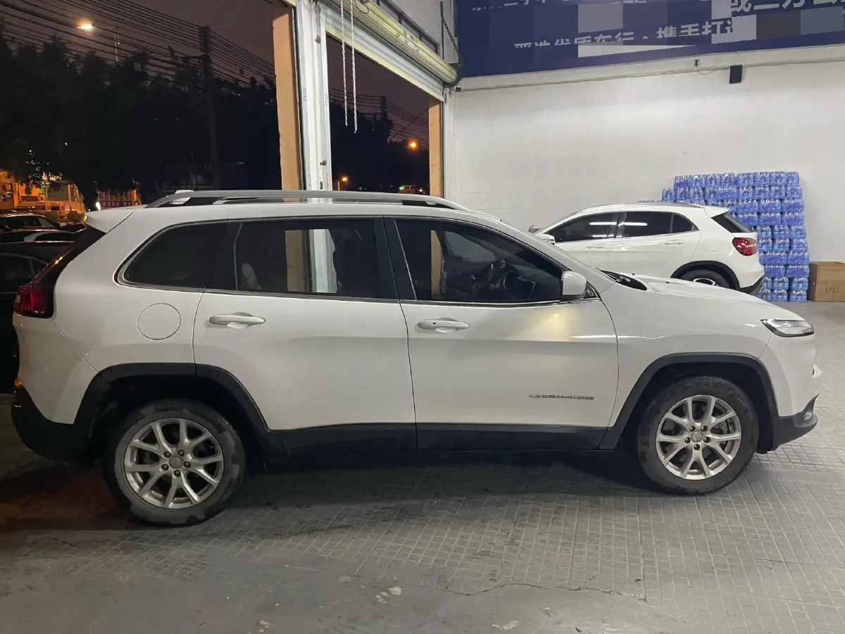 2017 Jeep Cherokee 2.4L 175HP L4 9AT,autocango,china used car exporter,china ev exporter,chinese used car exporter,chinese used ev exporter