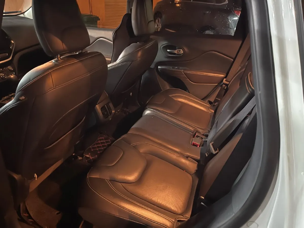 2017 Jeep Cherokee 2.4L 175HP L4 9AT,autocango,china used car exporter,china ev exporter,chinese used car exporter,chinese used ev exporter