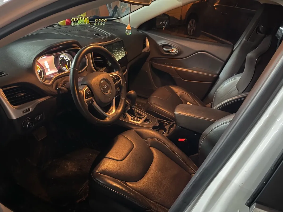 2017 Jeep Cherokee 2.4L 175HP L4 9AT,autocango,china used car exporter,china ev exporter,chinese used car exporter,chinese used ev exporter