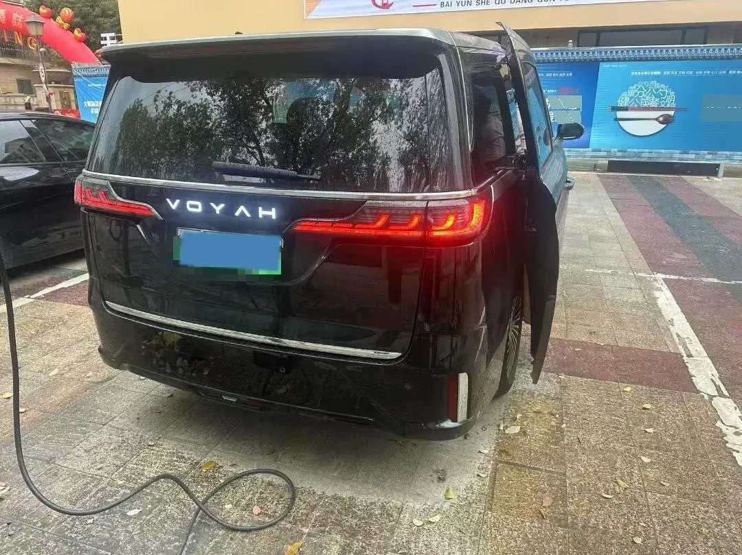 2025 Voyah Dream 1.5T 150HP L4 PHEV 41.7KWH,autocango,china used car exporter,china ev exporter,chinese used car exporter,chinese used ev exporter