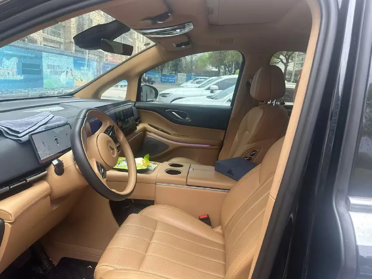 2025 Voyah Dream 1.5T 150HP L4 PHEV 41.7KWH,autocango,china used car exporter,china ev exporter,chinese used car exporter,chinese used ev exporter