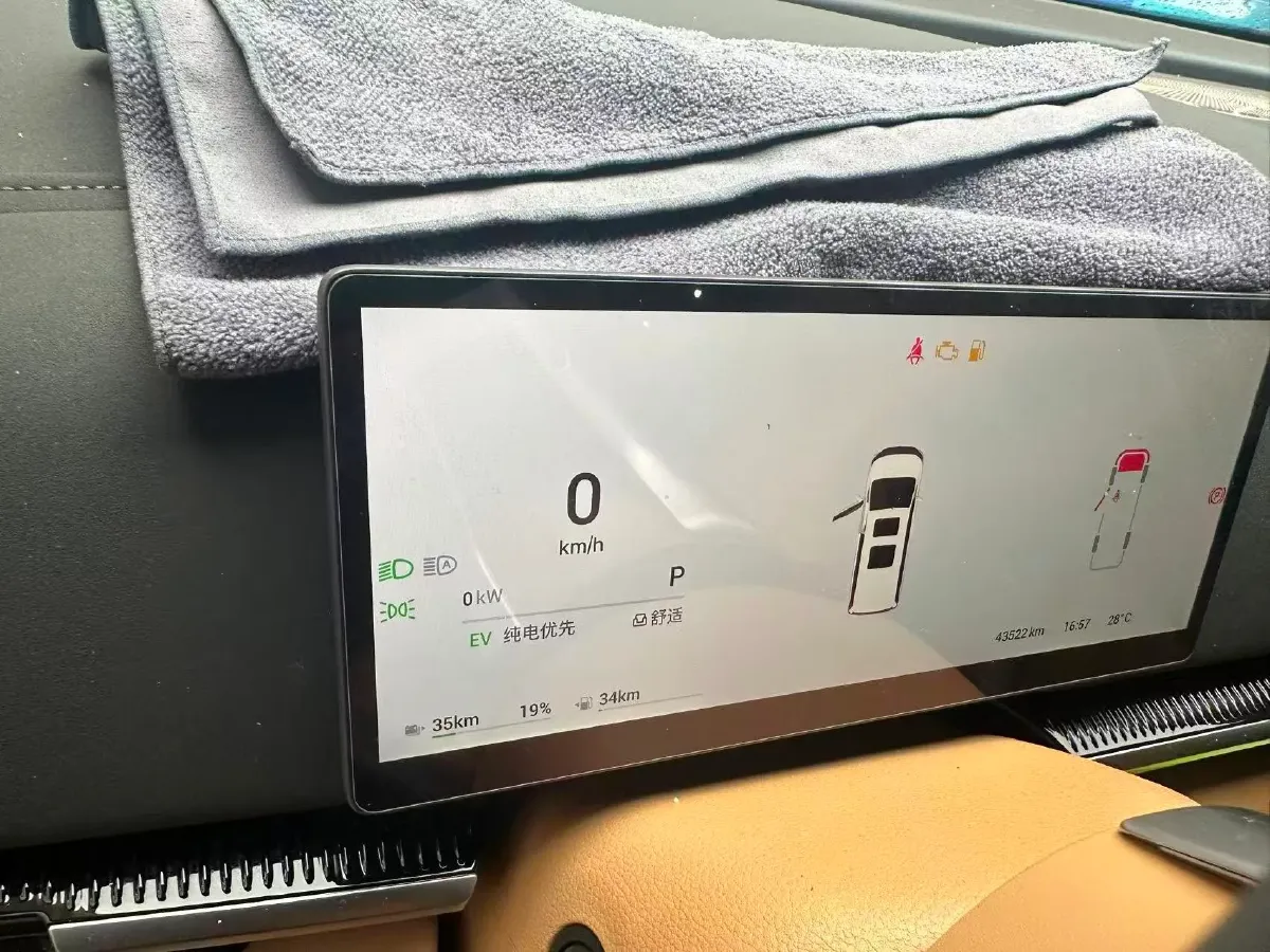 2025 Voyah Dream 1.5T 150HP L4 PHEV 41.7KWH,autocango,china used car exporter,china ev exporter,chinese used car exporter,chinese used ev exporter