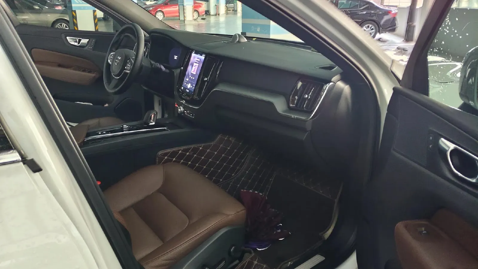 2024 Volvo XC60 2.0T 250HP L4 8AT,autocango,china used car exporter,china ev exporter,chinese used car exporter,chinese used ev exporter