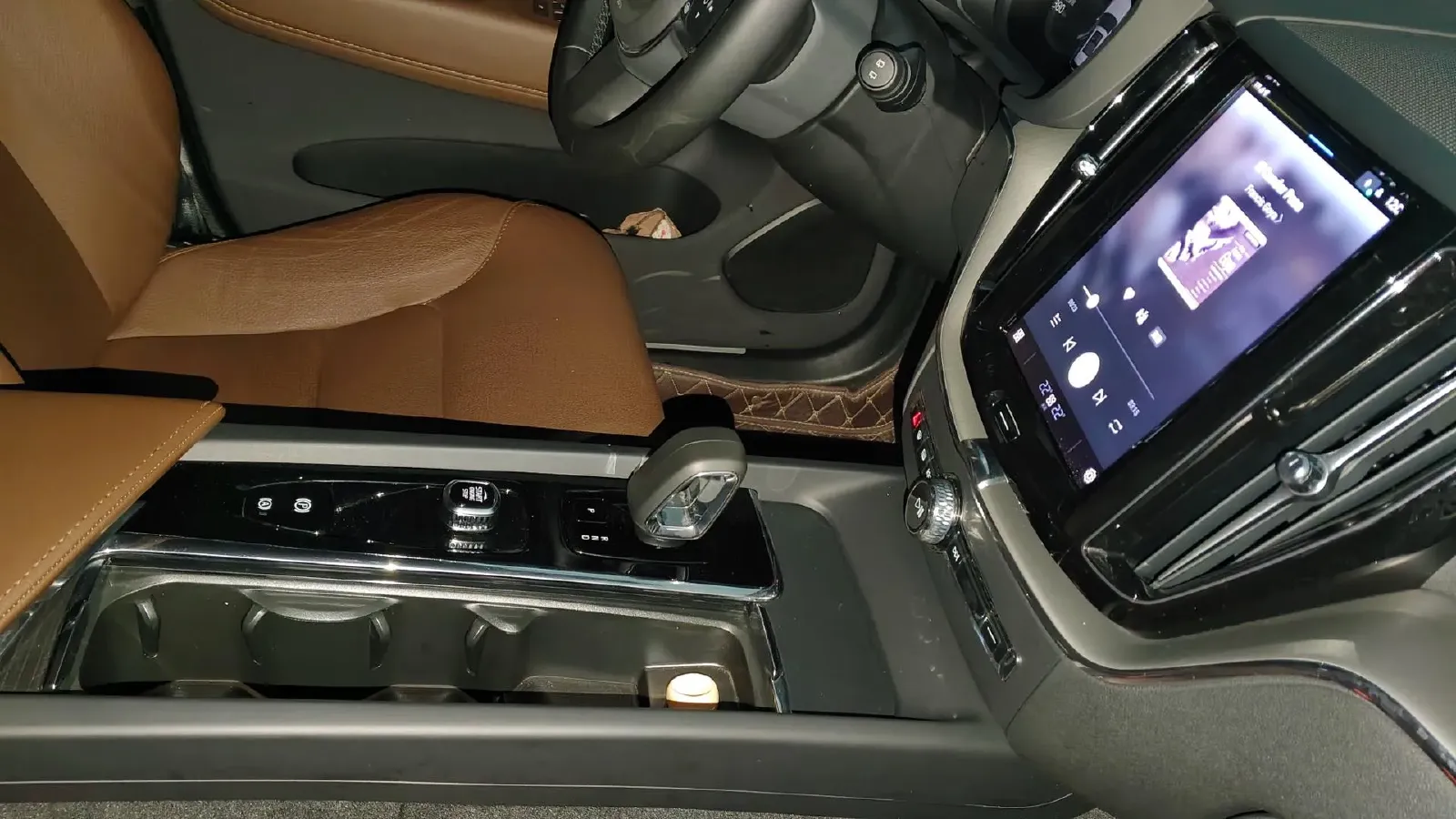 2024 Volvo XC60 2.0T 250HP L4 8AT,autocango,china used car exporter,china ev exporter,chinese used car exporter,chinese used ev exporter