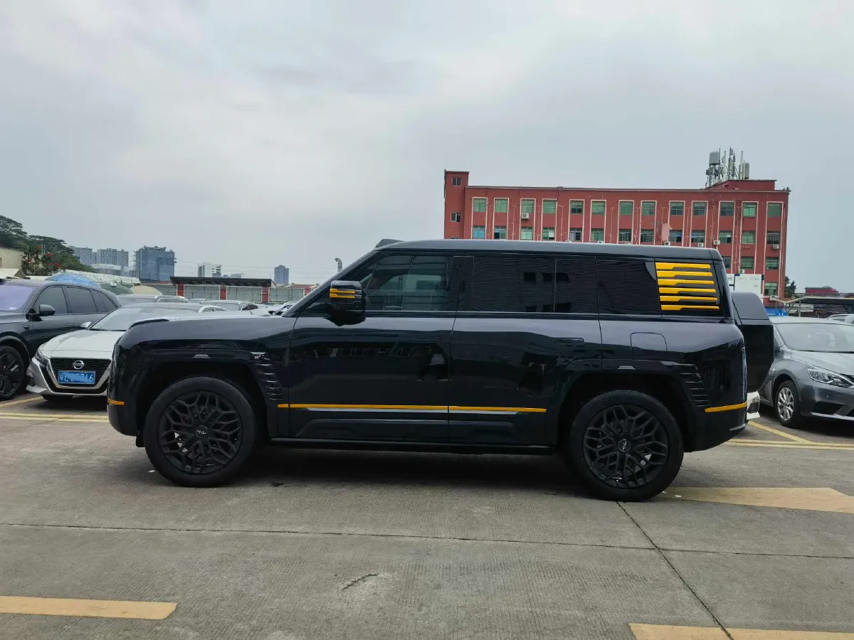 2023 YangWang U8 2.0T 272HP L4 REEV 49.05KWH,autocango,china used car exporter,china ev exporter,chinese used car exporter,chinese used ev exporter