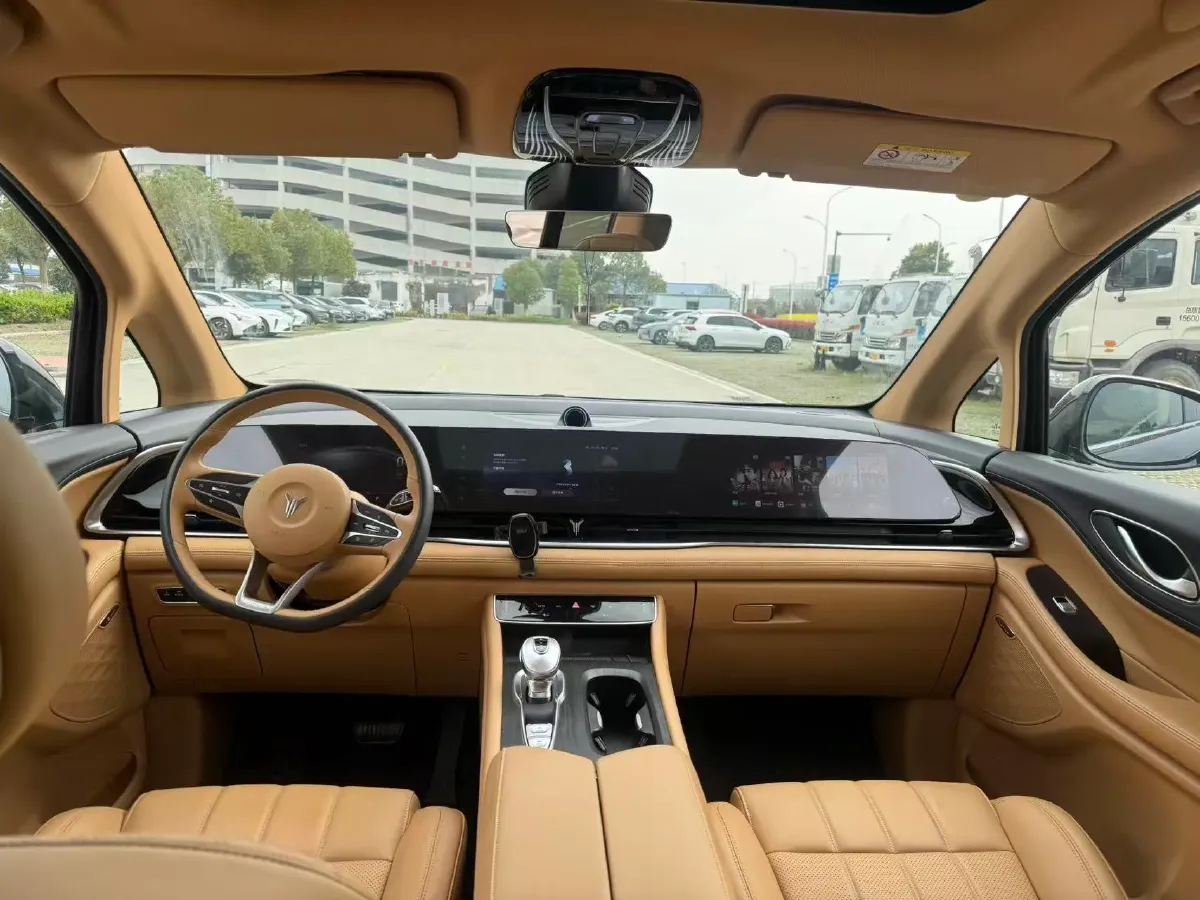 2024 Voyah Dream 1.5T 150HP L4 PHEV 43KWH,autocango,china used car exporter,china ev exporter,chinese used car exporter,chinese used ev exporter