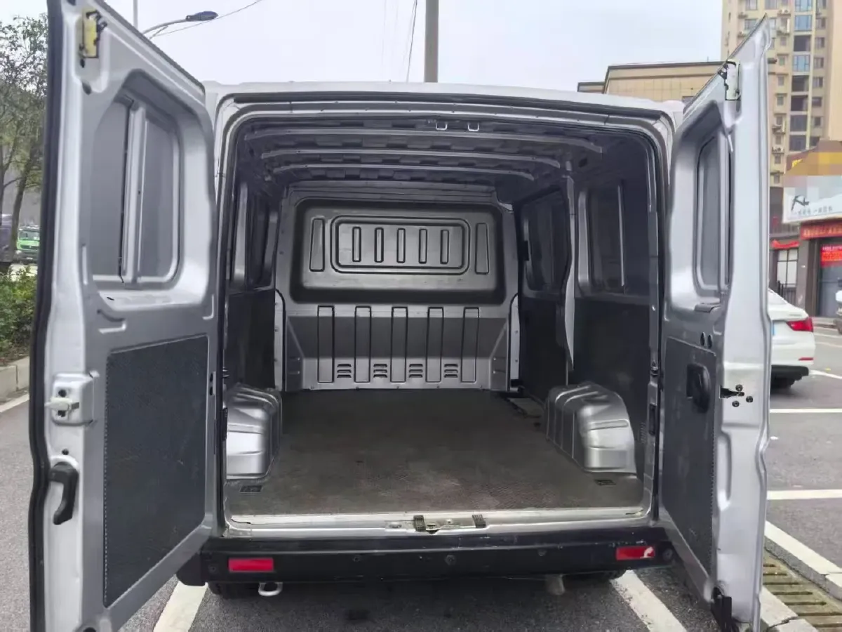 2023 MAXUS XinTu V80 2.0T 127HP L4 6MT,autocango,china used car exporter,china ev exporter,chinese used car exporter,chinese used ev exporter