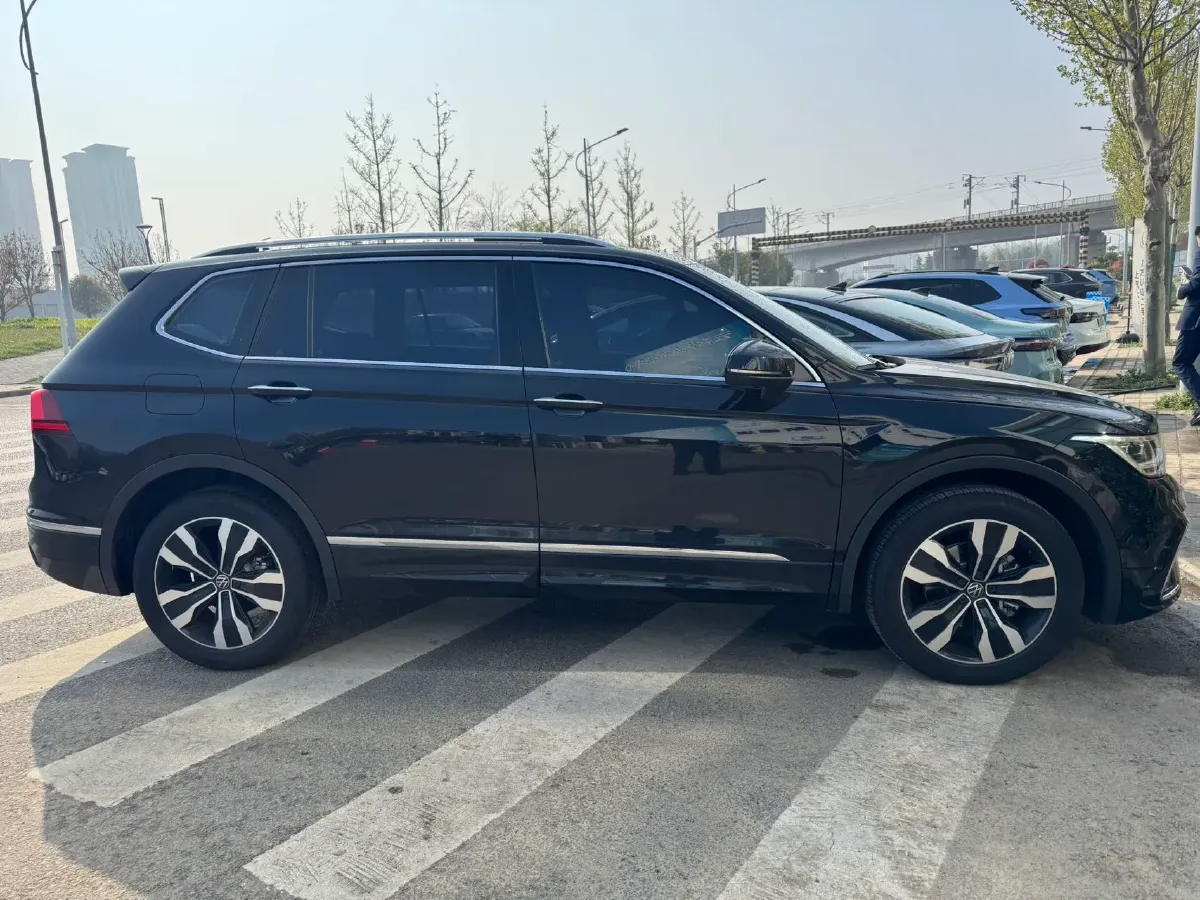 2025 Volkswagen Tiguan L 2.0T 186HP L4 7DCT,autocango,china used car exporter,china ev exporter,chinese used car exporter,chinese used ev exporter