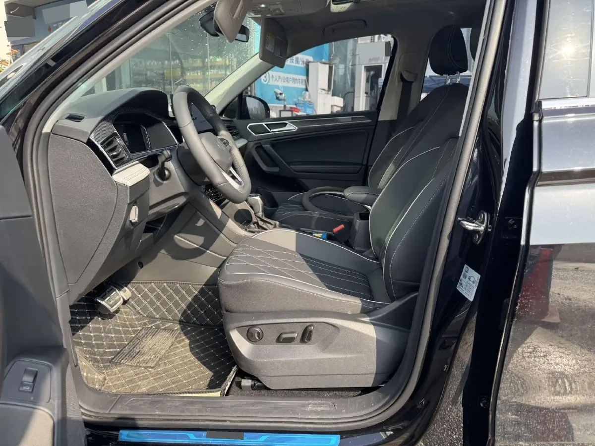 2025 Volkswagen Tiguan L 2.0T 186HP L4 7DCT,autocango,china used car exporter,china ev exporter,chinese used car exporter,chinese used ev exporter