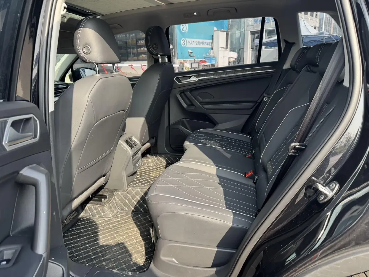2025 Volkswagen Tiguan L 2.0T 186HP L4 7DCT,autocango,china used car exporter,china ev exporter,chinese used car exporter,chinese used ev exporter