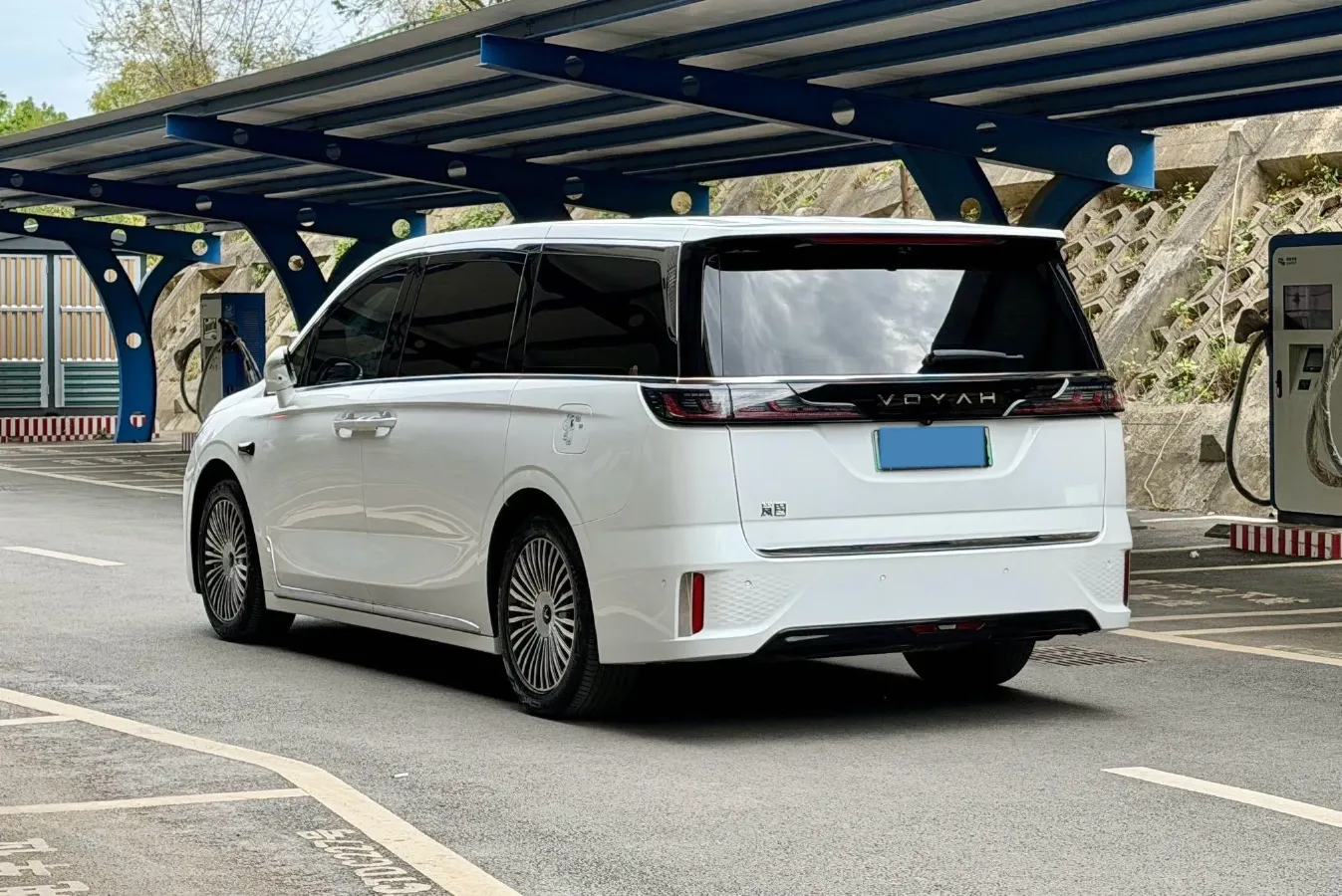 2025 Voyah Dream 1.5T 150HP L4 PHEV 41.7KWH,autocango,china used car exporter,china ev exporter,chinese used car exporter,chinese used ev exporter