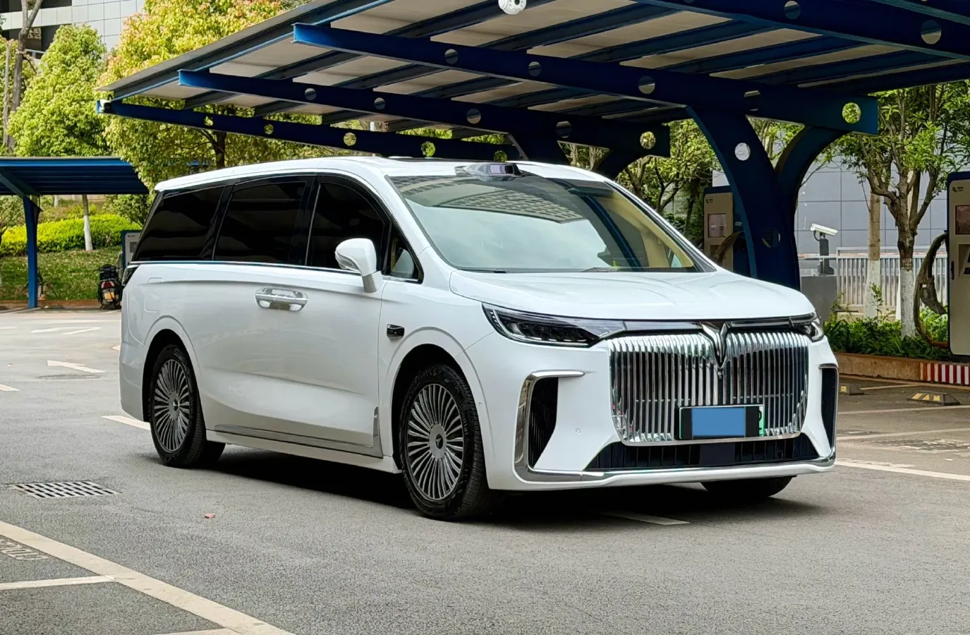 2025 Voyah Dream 1.5T 150HP L4 PHEV 41.7KWH,autocango,china used car exporter,china ev exporter,chinese used car exporter,chinese used ev exporter