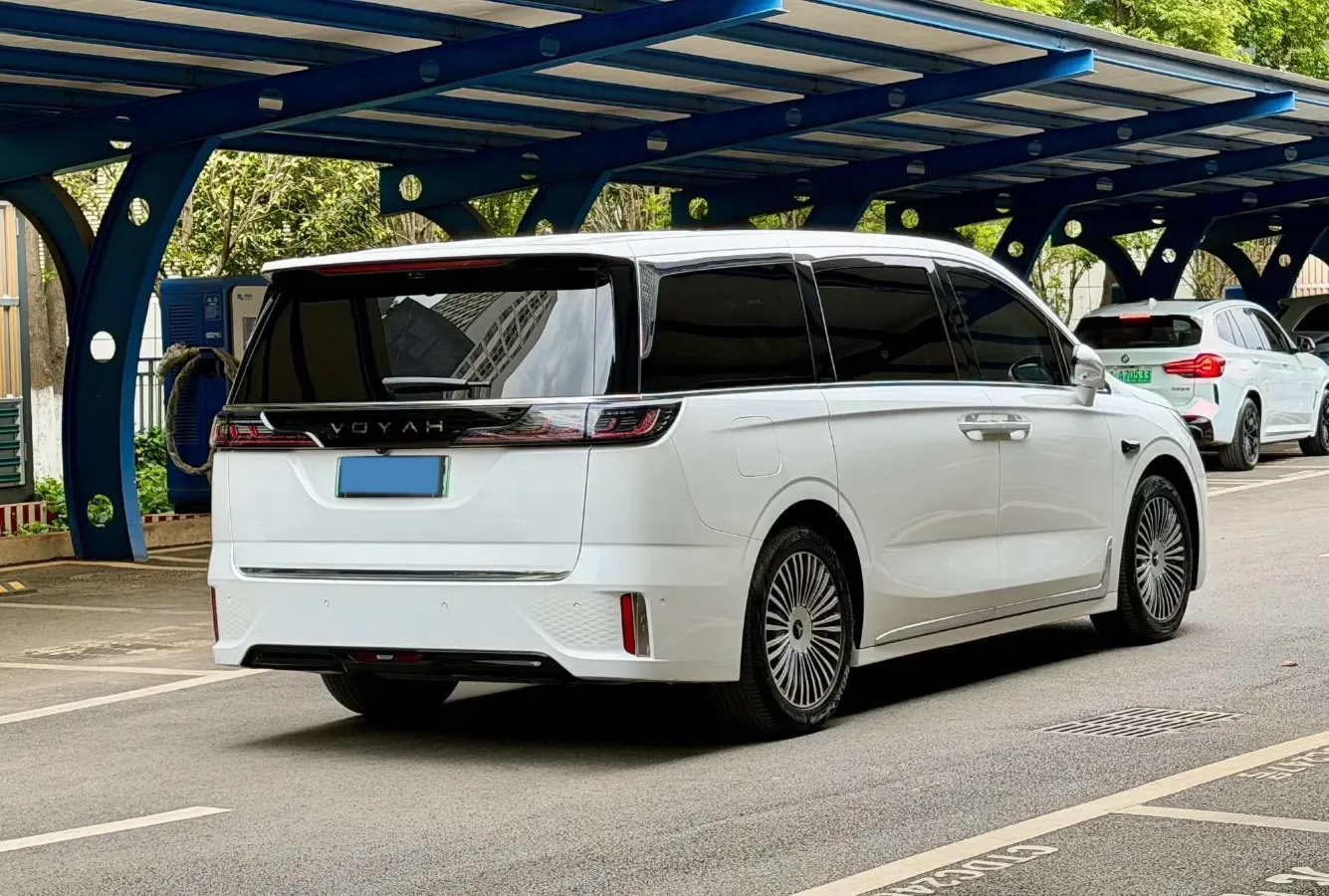 2025 Voyah Dream 1.5T 150HP L4 PHEV 41.7KWH,autocango,china used car exporter,china ev exporter,chinese used car exporter,chinese used ev exporter