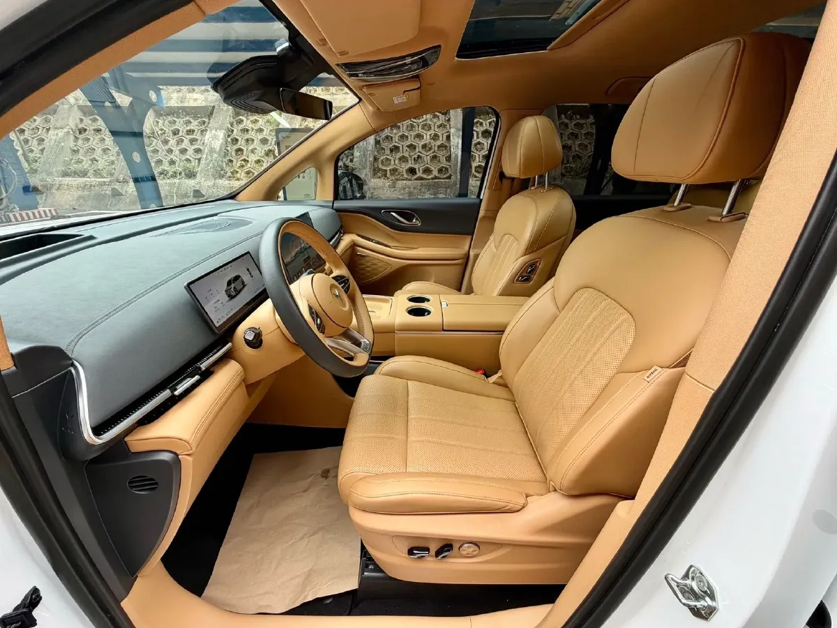 2025 Voyah Dream 1.5T 150HP L4 PHEV 41.7KWH,autocango,china used car exporter,china ev exporter,chinese used car exporter,chinese used ev exporter