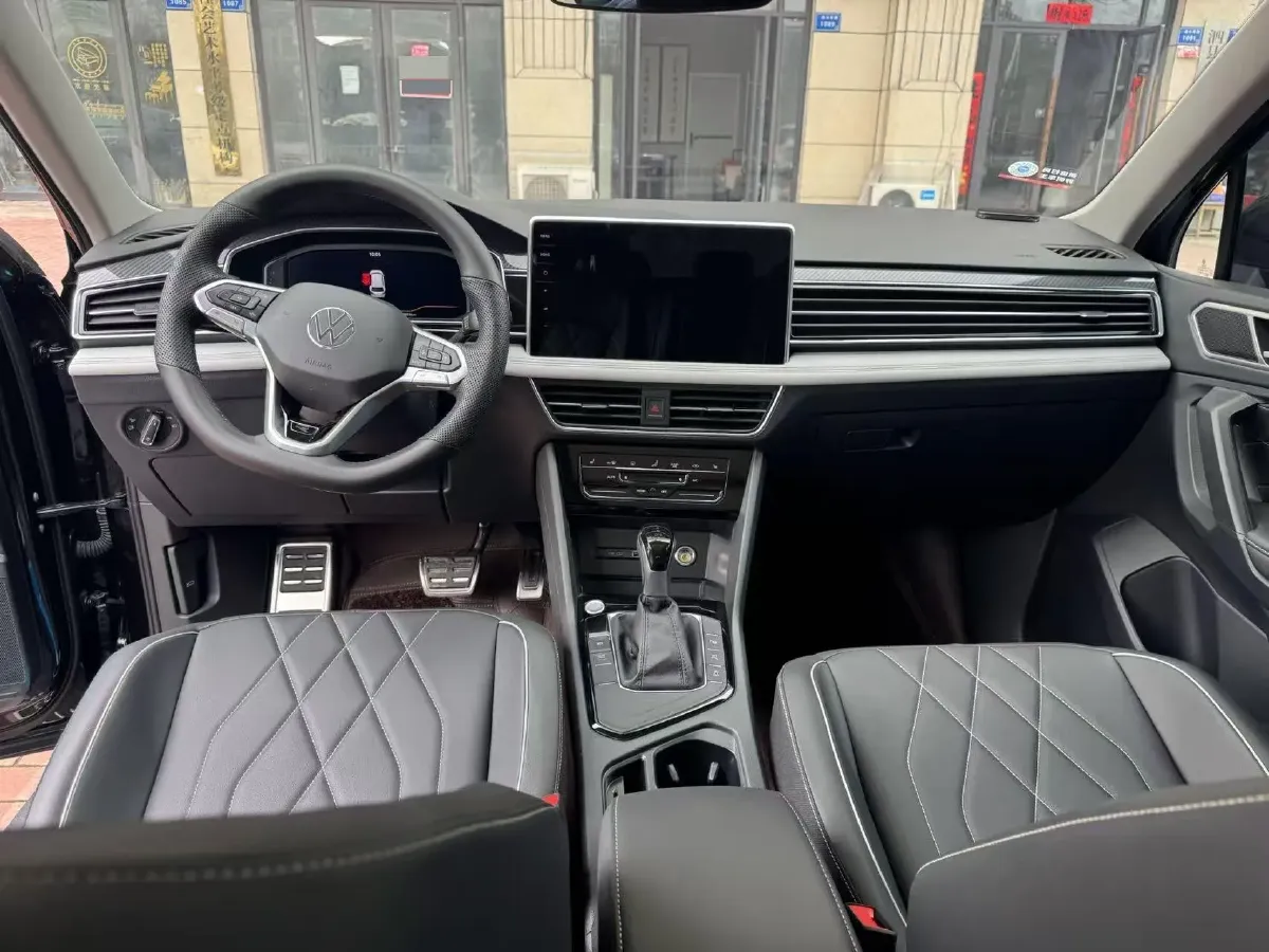 2024 Volkswagen Tiguan L 2.0T 186HP L4 7DCT,autocango,china used car exporter,china ev exporter,chinese used car exporter,chinese used ev exporter