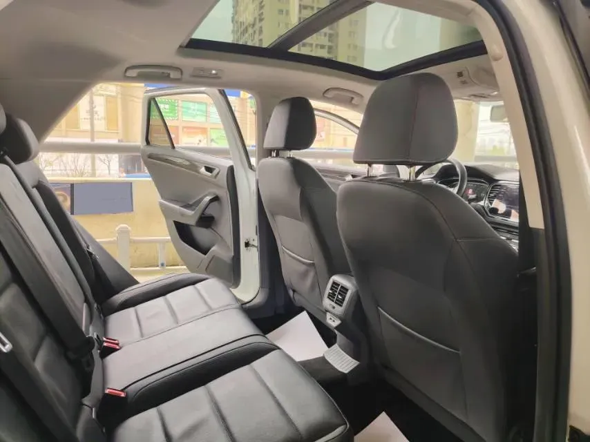 2022 Volkswagen T-Roc 1.4T 150HP L4 7DCT,autocango,china used car exporter,china ev exporter,chinese used car exporter,chinese used ev exporter