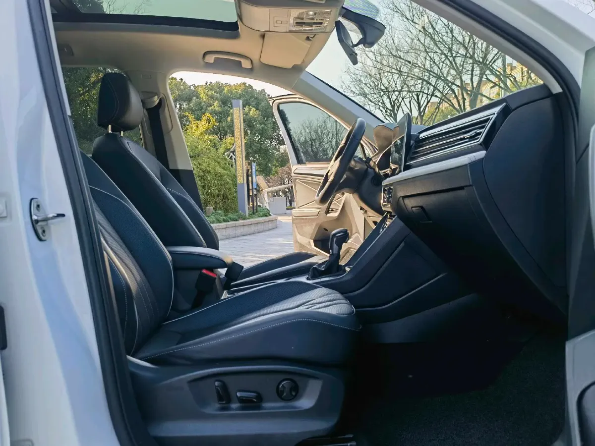 2023 Volkswagen Tiguan L 1.5T 160HP L4 7DCT,autocango,china used car exporter,china ev exporter,chinese used car exporter,chinese used ev exporter