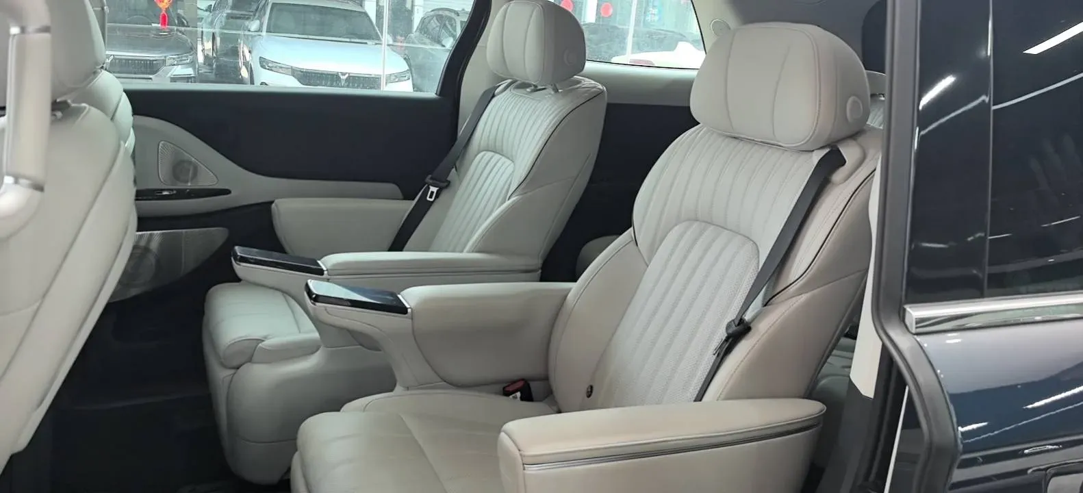 2025 Voyah Dream 1.5T 150HP L4 PHEV 41.7KWH,autocango,china used car exporter,china ev exporter,chinese used car exporter,chinese used ev exporter