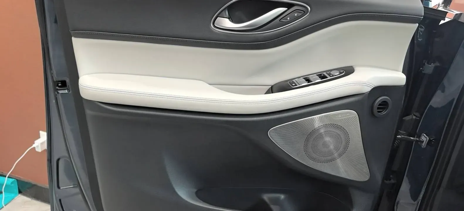 2025 Voyah Dream 1.5T 150HP L4 PHEV 41.7KWH,autocango,china used car exporter,china ev exporter,chinese used car exporter,chinese used ev exporter