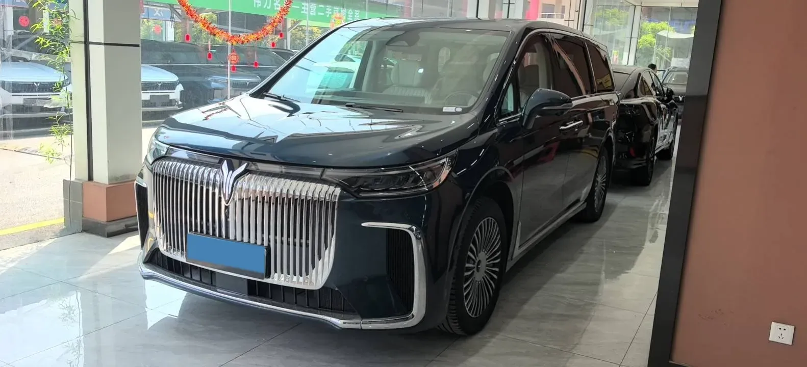 2025 Voyah Dream 1.5T 150HP L4 PHEV 41.7KWH,autocango,china used car exporter,china ev exporter,chinese used car exporter,chinese used ev exporter