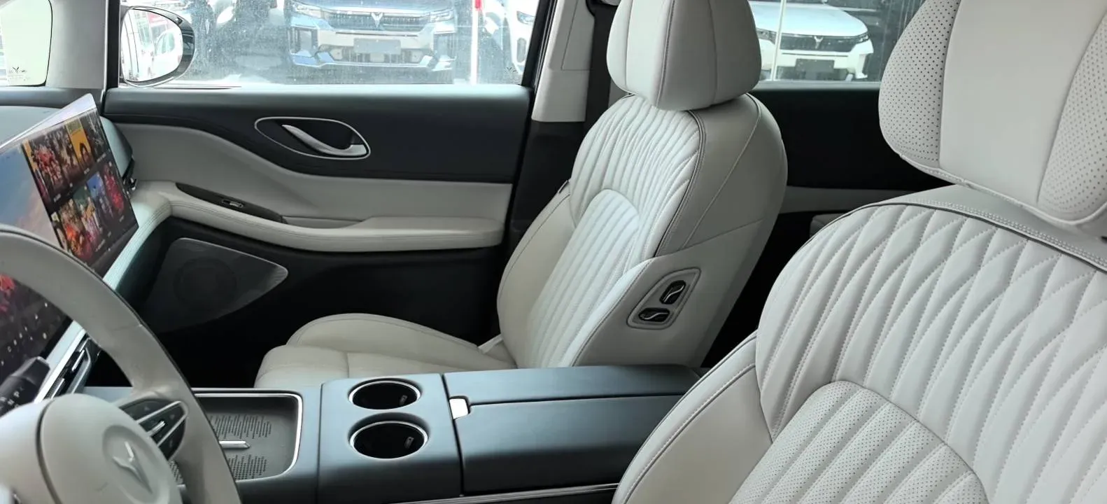 2025 Voyah Dream 1.5T 150HP L4 PHEV 41.7KWH,autocango,china used car exporter,china ev exporter,chinese used car exporter,chinese used ev exporter