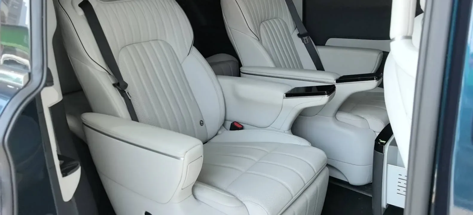 2025 Voyah Dream 1.5T 150HP L4 PHEV 41.7KWH,autocango,china used car exporter,china ev exporter,chinese used car exporter,chinese used ev exporter