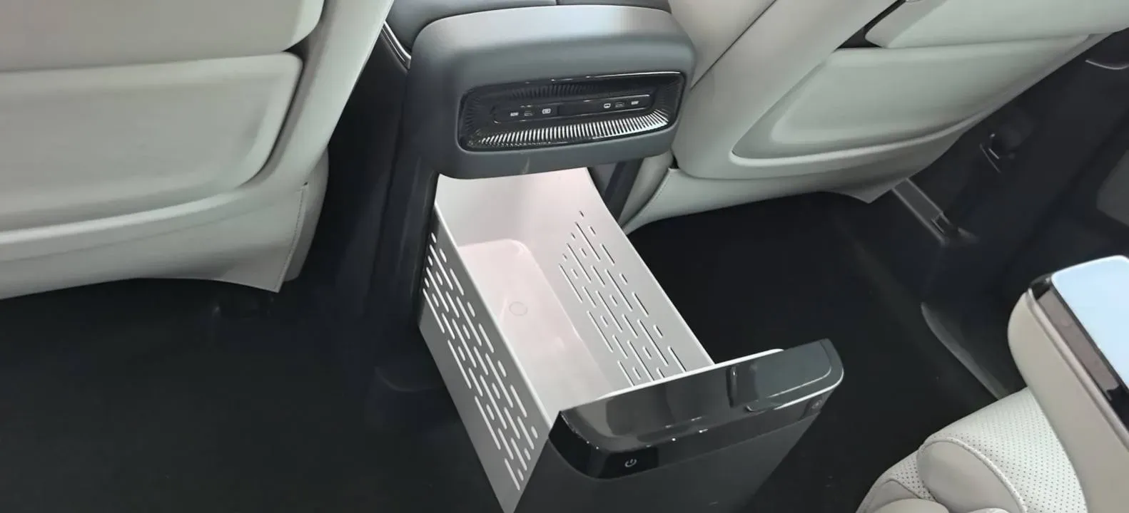 2025 Voyah Dream 1.5T 150HP L4 PHEV 41.7KWH,autocango,china used car exporter,china ev exporter,chinese used car exporter,chinese used ev exporter