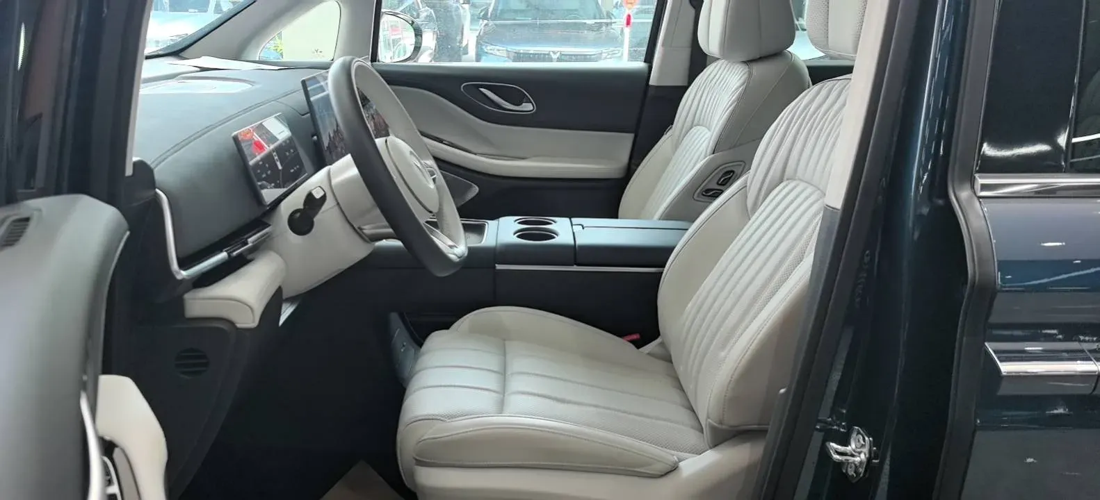 2025 Voyah Dream 1.5T 150HP L4 PHEV 41.7KWH,autocango,china used car exporter,china ev exporter,chinese used car exporter,chinese used ev exporter