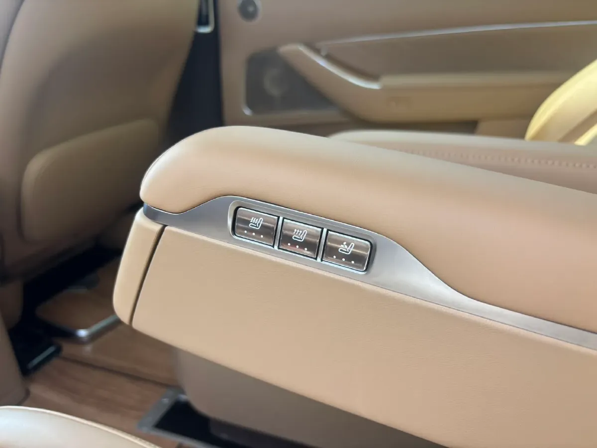 2025 AITO AITO M8 REEV 160HP REEV 53.4KWH,autocango,china used car exporter,china ev exporter,chinese used car exporter,chinese used ev exporter