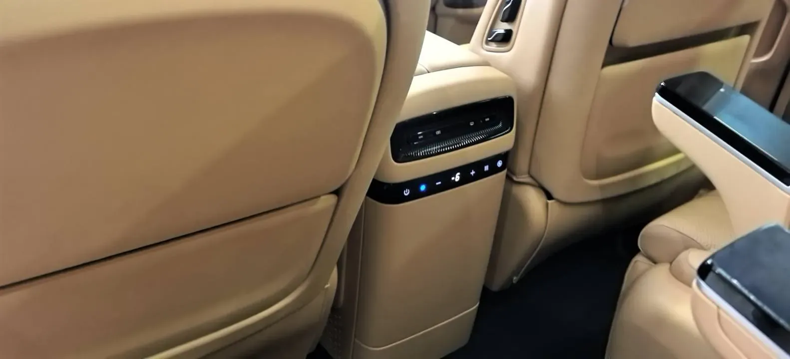 2025 Voyah Dream 1.5T 150HP L4 PHEV 41.7KWH,autocango,china used car exporter,china ev exporter,chinese used car exporter,chinese used ev exporter