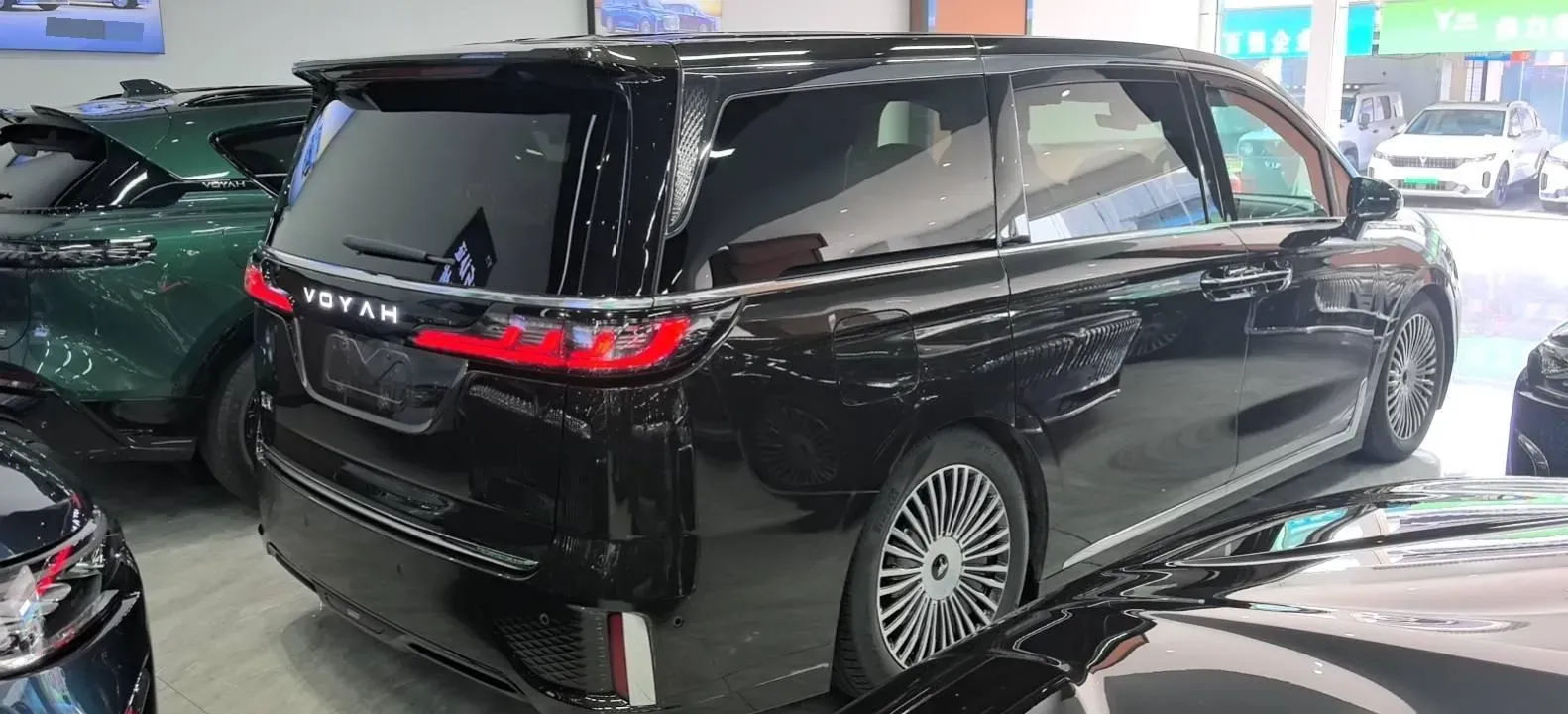 2025 Voyah Dream 1.5T 150HP L4 PHEV 41.7KWH,autocango,china used car exporter,china ev exporter,chinese used car exporter,chinese used ev exporter