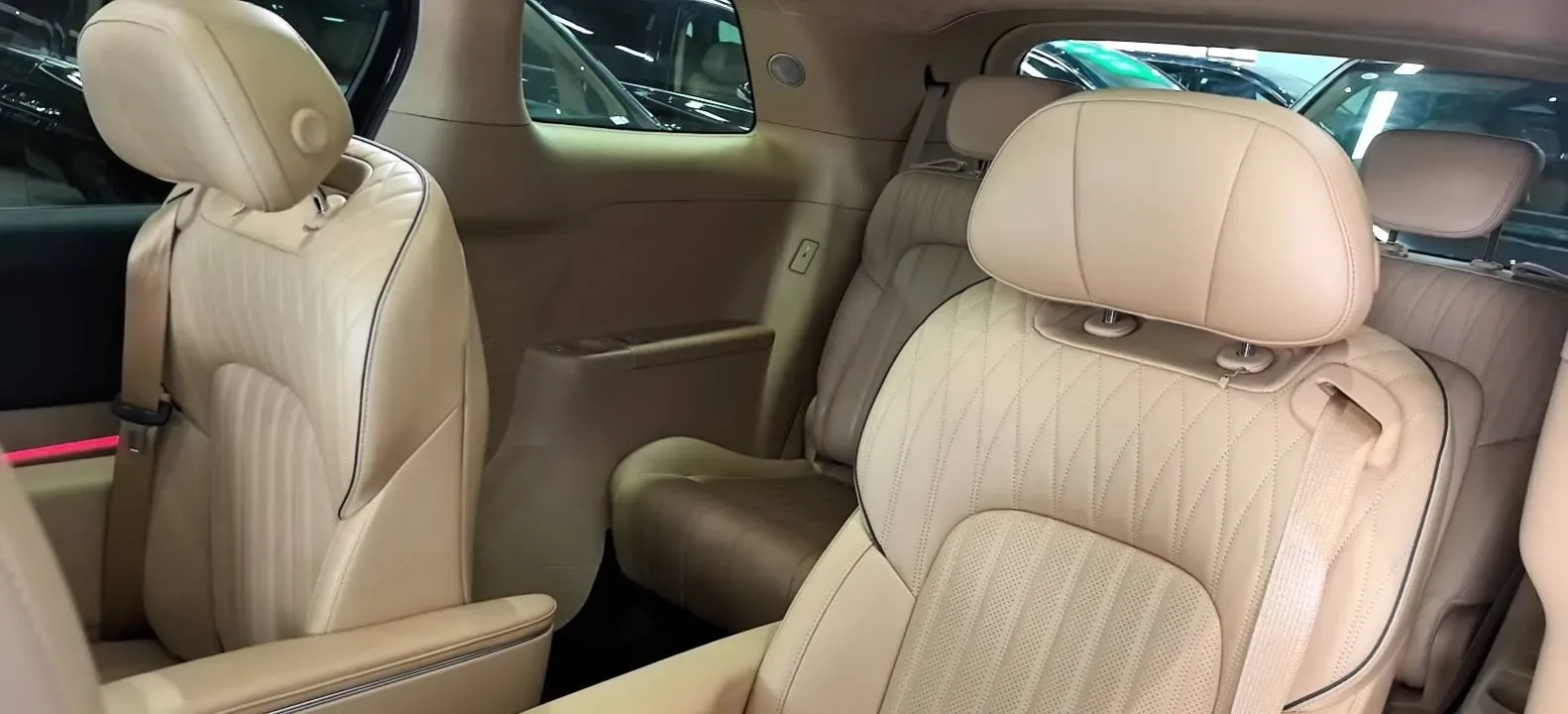 2025 Voyah Dream 1.5T 150HP L4 PHEV 41.7KWH,autocango,china used car exporter,china ev exporter,chinese used car exporter,chinese used ev exporter