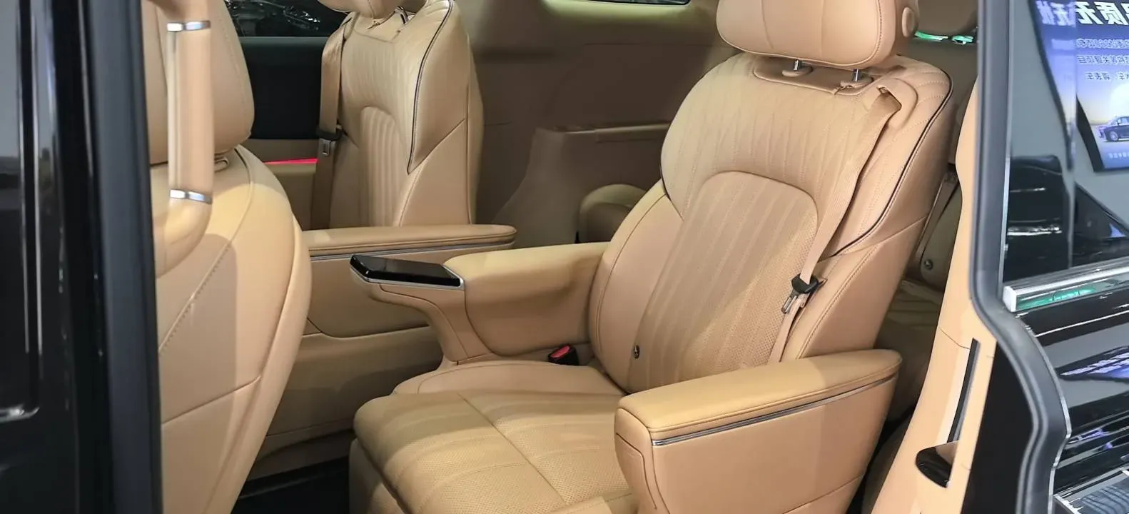 2025 Voyah Dream 1.5T 150HP L4 PHEV 41.7KWH,autocango,china used car exporter,china ev exporter,chinese used car exporter,chinese used ev exporter