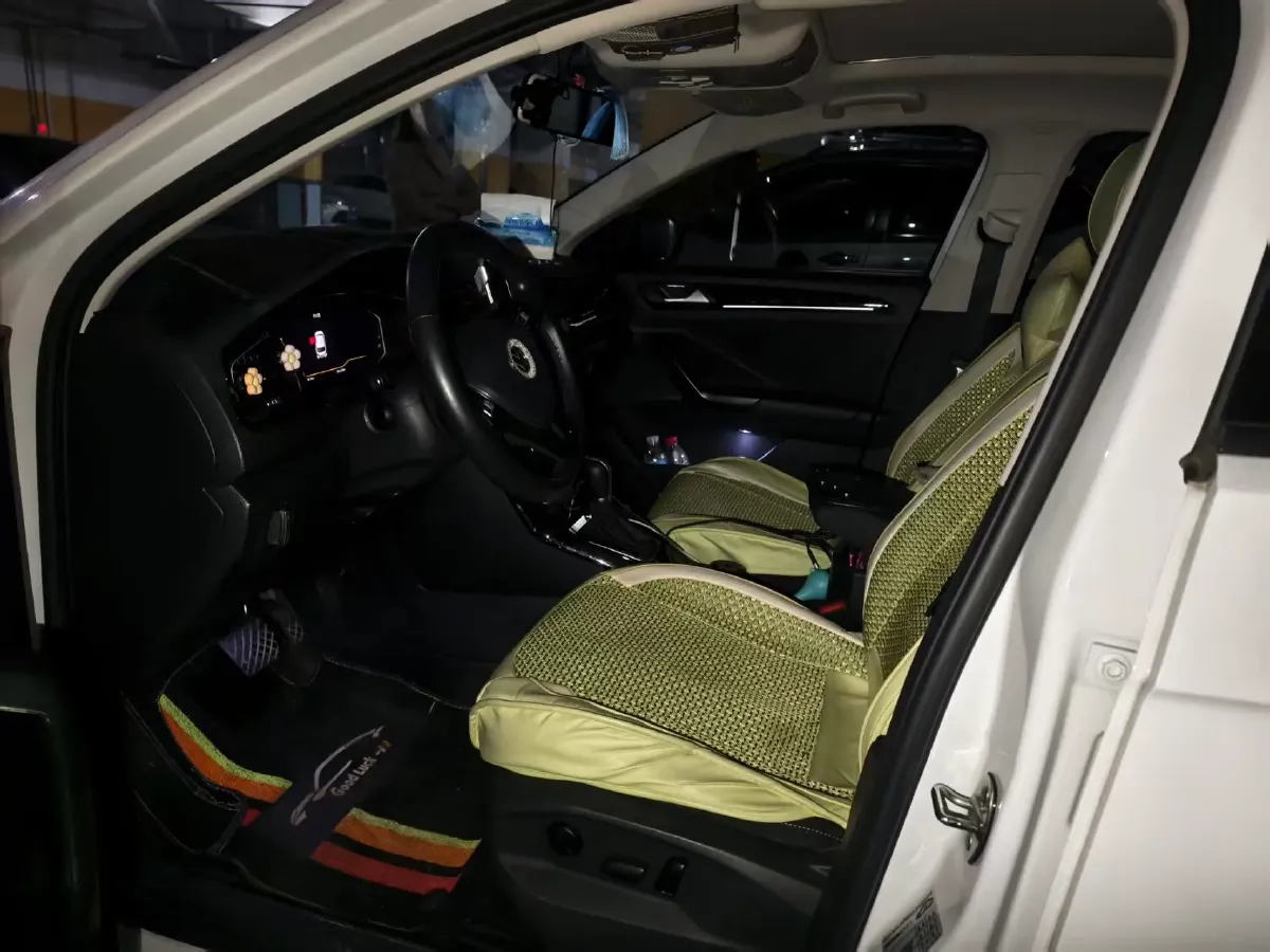 2022 Volkswagen T-Roc 1.4T 150HP L4 7DCT,autocango,china used car exporter,china ev exporter,chinese used car exporter,chinese used ev exporter