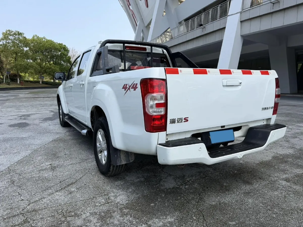 2022 Isuzu RE-MAX Jim 2.4T 211HP L4 5MT,autocango,china used car exporter,china ev exporter,chinese used car exporter,chinese used ev exporter