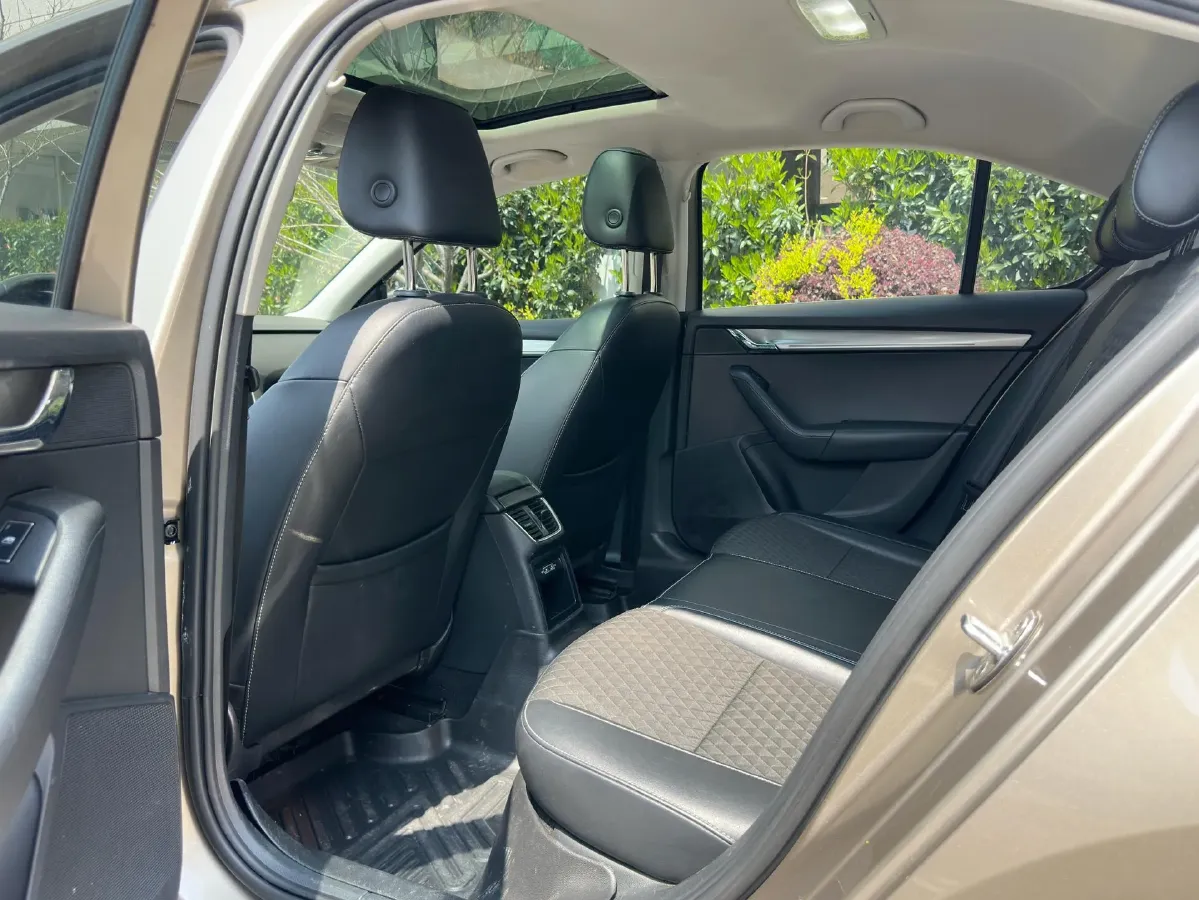 2018 Skoda Octavia 1.6L 110HP L4 6AT,autocango,china used car exporter,china ev exporter,chinese used car exporter,chinese used ev exporter