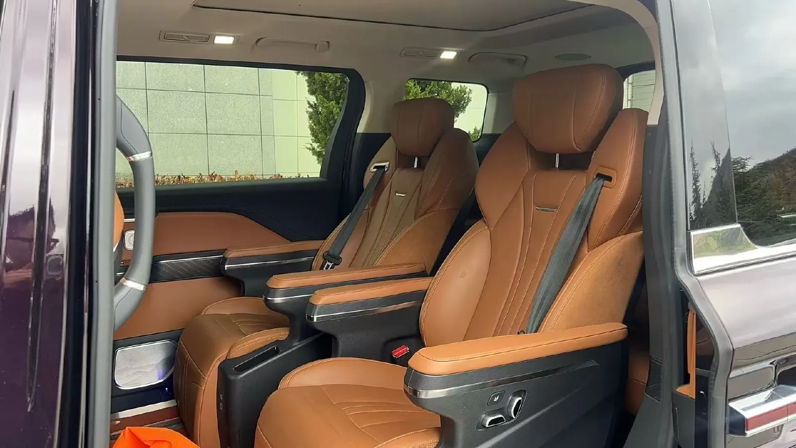 2023 HongQi HQ9 2.0T 252HP L4 8AT,autocango,china used car exporter,china ev exporter,chinese used car exporter,chinese used ev exporter