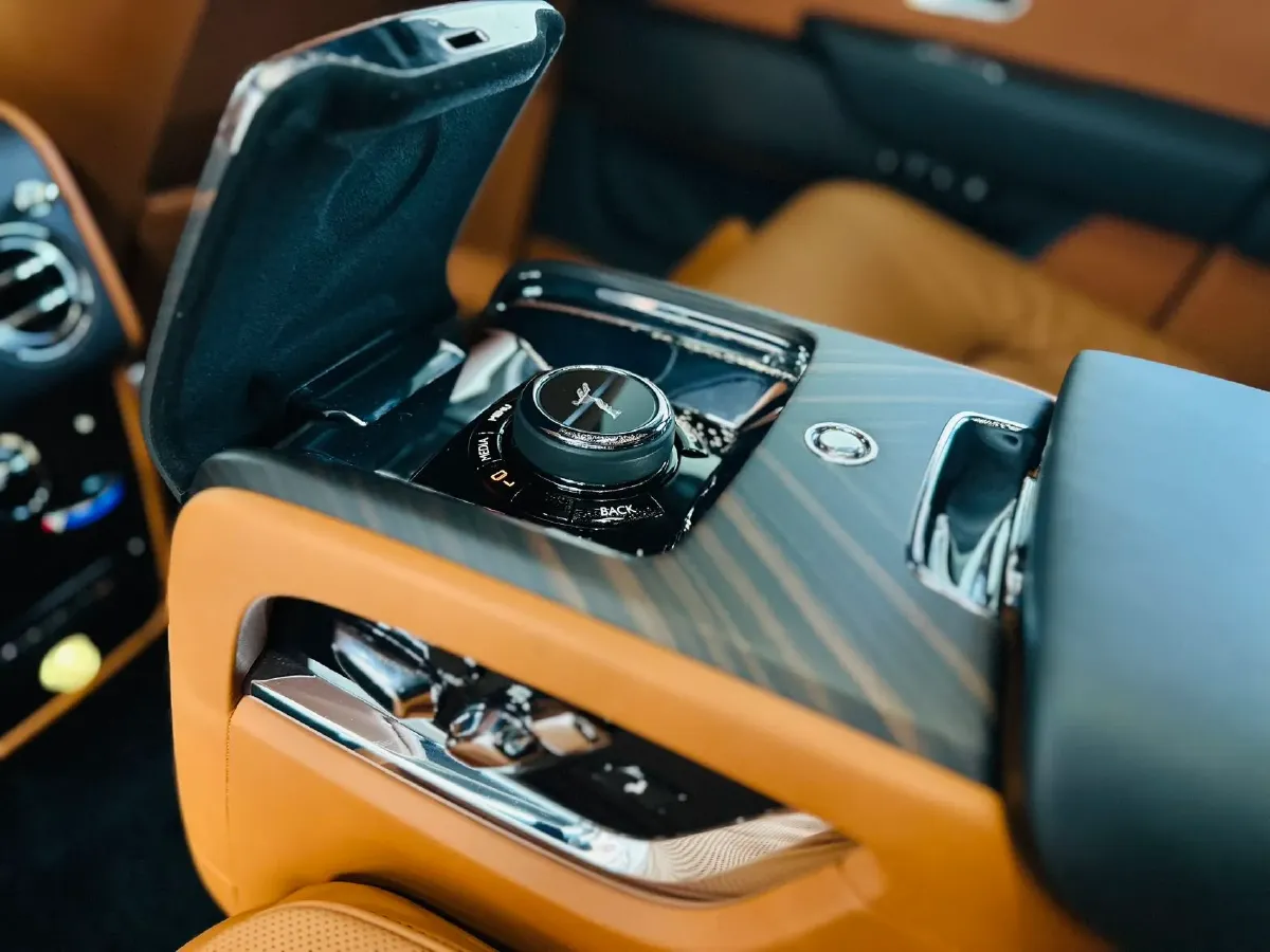 2018 Rolls-Royce Cullinan 6.7T 571HP V12 8AT,autocango,china used car exporter,china ev exporter,chinese used car exporter,chinese used ev exporter