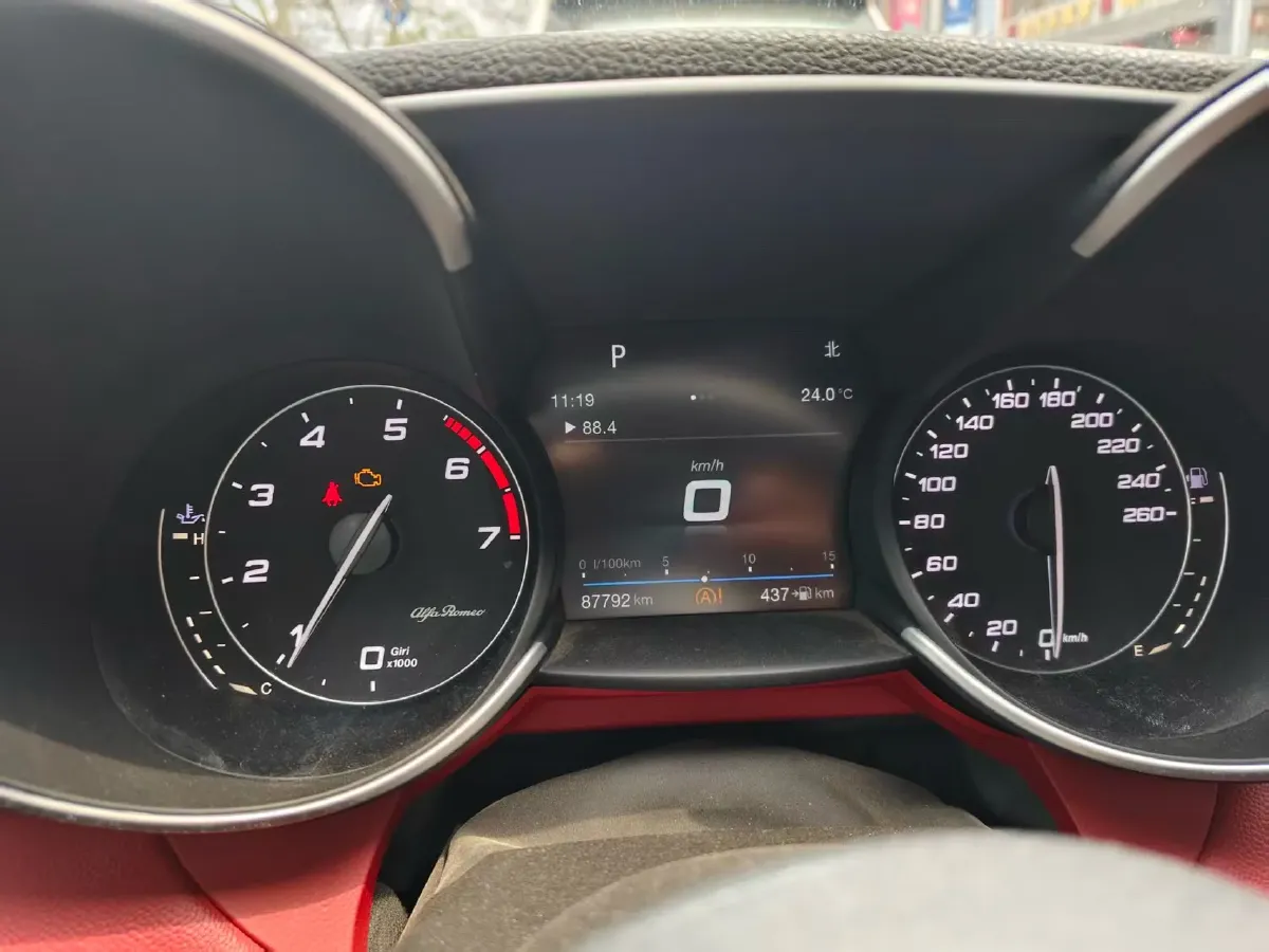 2018 Alfa Romeo Giulia 2.0T 200HP L4 8AT,autocango,china used car exporter,china ev exporter,chinese used car exporter,chinese used ev exporter