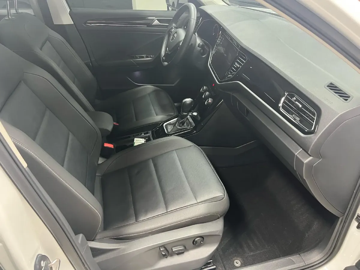 2022 Volkswagen T-Roc 1.4T 150HP L4 7DCT,autocango,china used car exporter,china ev exporter,chinese used car exporter,chinese used ev exporter