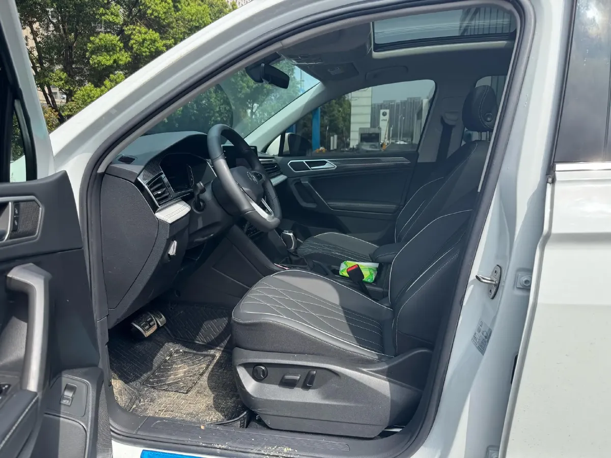 2024 Volkswagen Tiguan L 2.0T 186HP L4 7DCT,autocango,china used car exporter,china ev exporter,chinese used car exporter,chinese used ev exporter