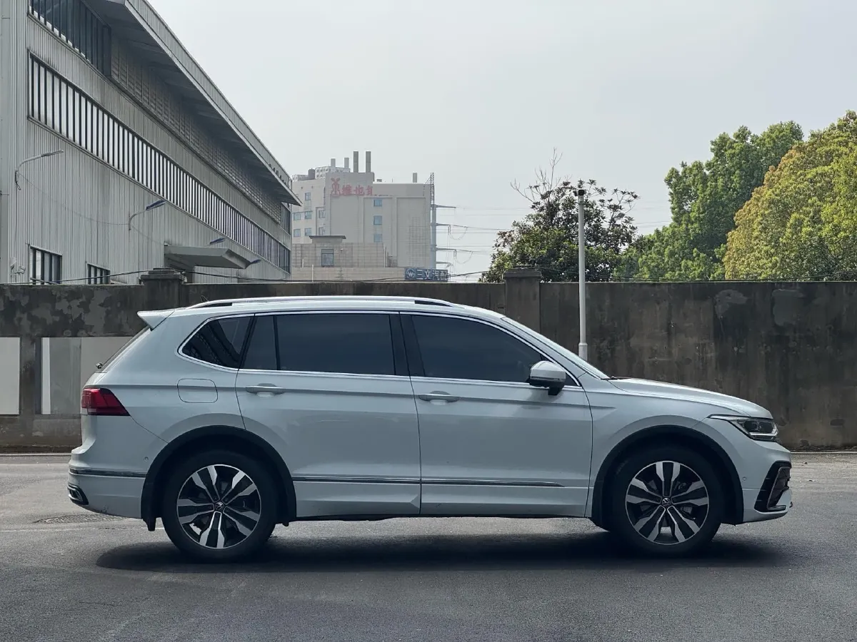 2024 Volkswagen Tiguan L 2.0T 186HP L4 7DCT,autocango,china used car exporter,china ev exporter,chinese used car exporter,chinese used ev exporter