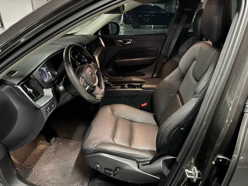 2018 Volvo XC60 2.0T 254HP L4 8AT,autocango,china used car exporter,china ev exporter,chinese used car exporter,chinese used ev exporter