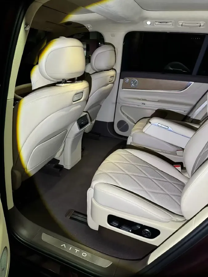 2025 AITO AITO M9 REEV 160HP REEV 52KWH,autocango,china used car exporter,china ev exporter,chinese used car exporter,chinese used ev exporter