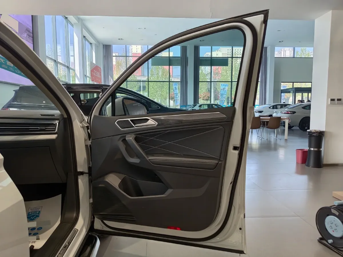 2024 Volkswagen Tiguan L 2.0T 186HP L4 7DCT,autocango,china used car exporter,china ev exporter,chinese used car exporter,chinese used ev exporter