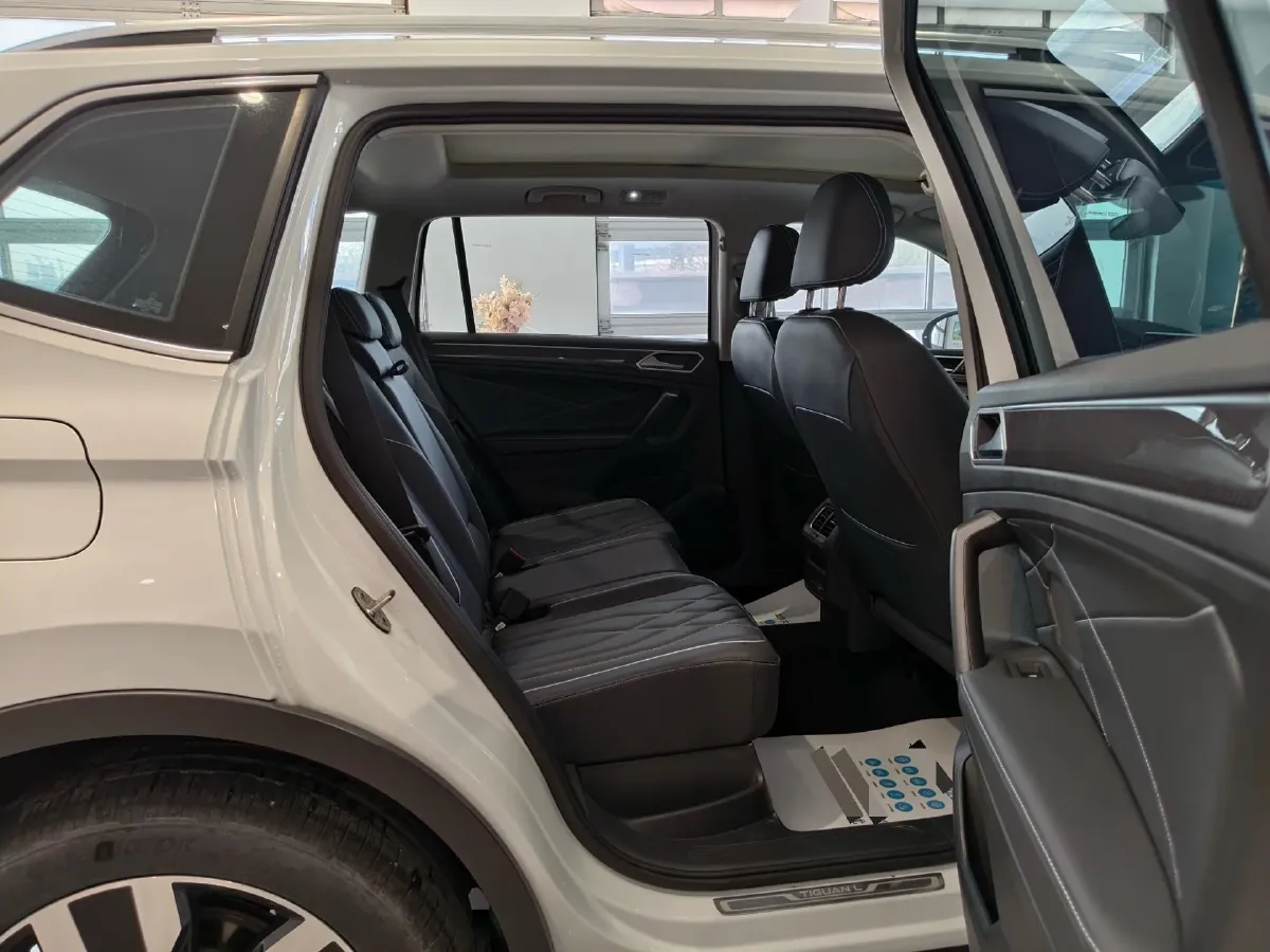 2024 Volkswagen Tiguan L 2.0T 186HP L4 7DCT,autocango,china used car exporter,china ev exporter,chinese used car exporter,chinese used ev exporter
