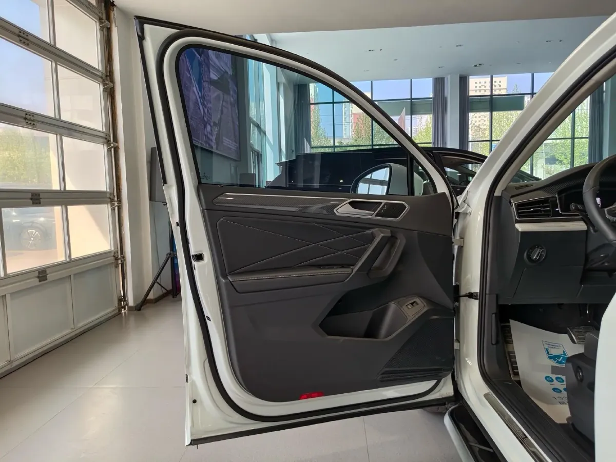 2024 Volkswagen Tiguan L 2.0T 186HP L4 7DCT,autocango,china used car exporter,china ev exporter,chinese used car exporter,chinese used ev exporter