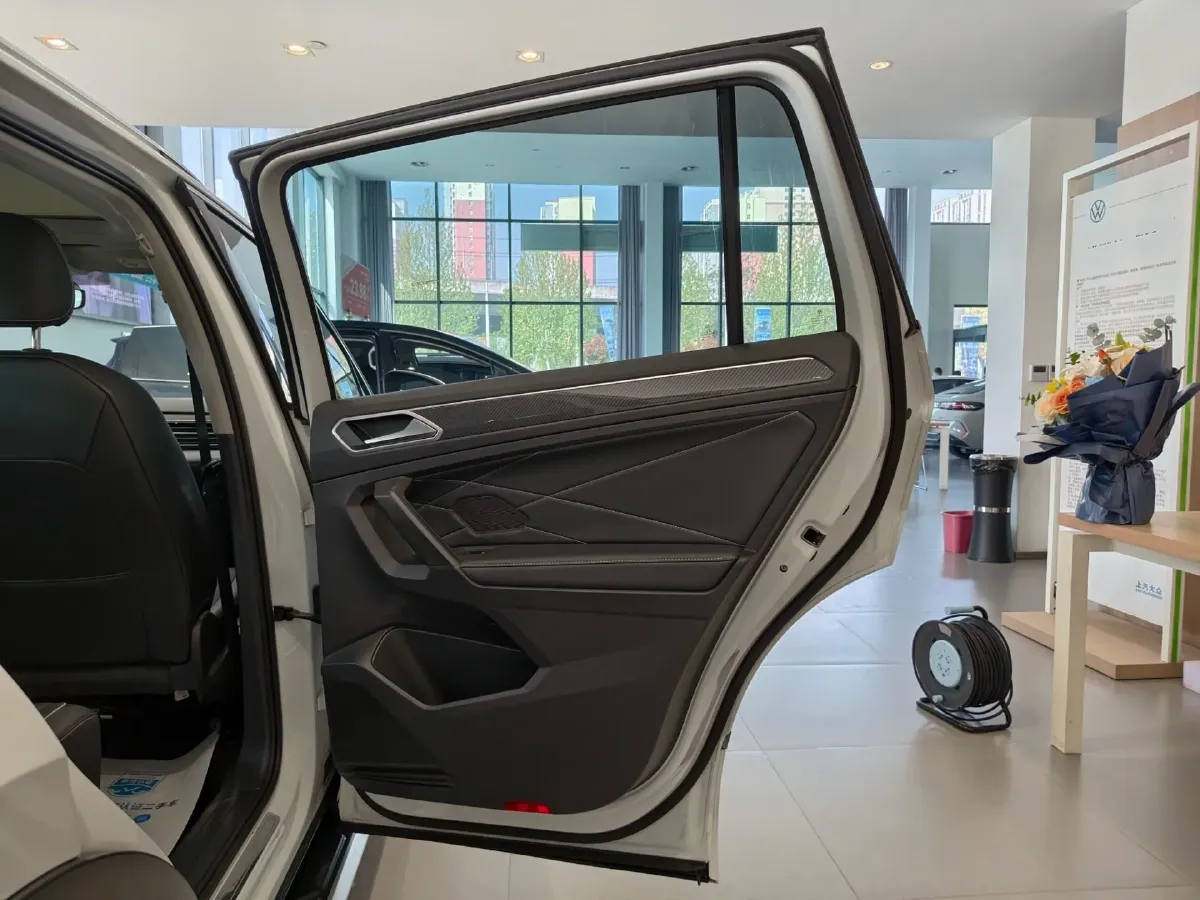 2024 Volkswagen Tiguan L 2.0T 186HP L4 7DCT,autocango,china used car exporter,china ev exporter,chinese used car exporter,chinese used ev exporter